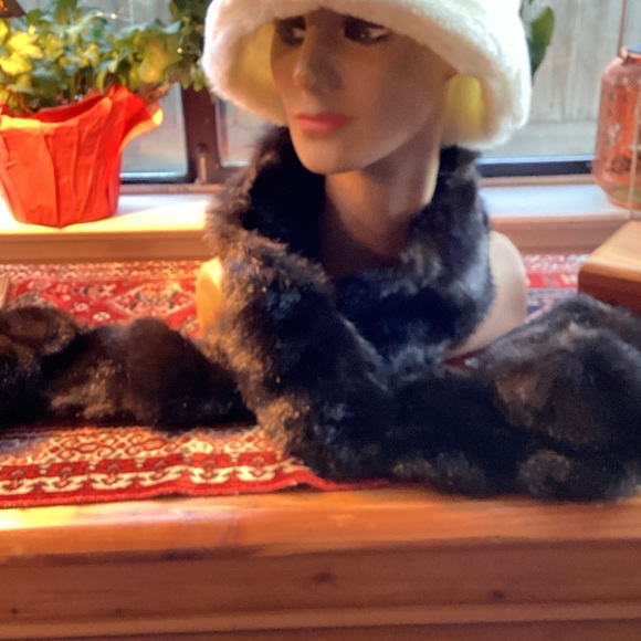 Elegant Black Faux Fur Scarf - Picture 2 of 3